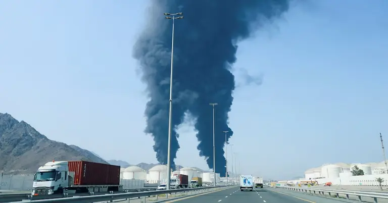 ড্রোন হামলার পর সংযুক্ত আরব আমিরাতের ফুজাইরাহ বন্দরে তেল বোঝাই কার্যক্রমের বন্ধ করা হয়।